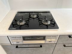 3種類の料理が同時に調理できる、3口ガスコンロ。忙しい朝食やお弁当作りも効率良くお料理できますね＾＾