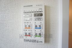 浴室暖房乾燥機付き。天候に左右されず、いつでも好きなときに洗濯物を干せるので、仕事や家事で忙しい方に重宝します。