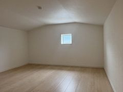 5.7帖のグルニエ 収納だけでなく、お子様の遊び場や趣味部屋にも使える自由度の高い空間です。