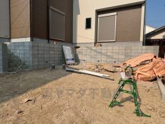 カースペースは2台分。 並列駐車なので車の出し入れも安心です。 前面道路約4.4ｍ。周辺環境充実。小学校・スーパー・郵便局徒歩10分圏内。