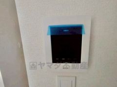 防犯性もばっちり、TVモニター付きインターホン完備。大きなモニターで玄関先を確認できます。録画機能が付いているので不在時の訪問者も確認できて安心です＾＾
