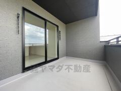 バルコニーは十分な広さがあるので一度にたくさんの洗濯物を干すことができますね。