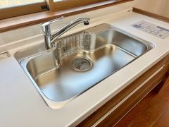 大きなお鍋も楽々洗える幅の広いシンクです＾＾ステンレスシンクなので簡単にお掃除できますよ。洗剤やスポンジもすっきりできる収納付き。