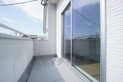 陽当たりの良いバルコニー。十分な広さがあるので一度にたくさんの洗濯物を干すことができます。