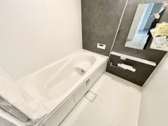 1日の疲れを癒すくつろぎのバスルーム。足を伸ばしてもゆったりと入れるサイズです。お子様と一緒にお風呂に入っても狭くないですね＾＾