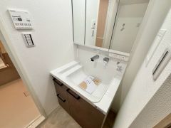 洗面台、洗濯機置き場、バスルームが連なっている、生活導線の考えられた作りになっています。