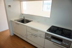 広々としたキッチン作業台。お子様と一緒に調理をするのもゆとりがあります。3口コンロなので、効率よく調理ができますね。