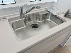 大きなお鍋も楽々洗える、幅が広いシンク。 洗剤や石鹸、スポンジもすっきりできる収納付き。浄水器が一体化した水栓シャワーが付いているので、節水効果もありますね＾＾