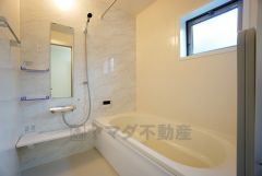 1日の疲れを癒すくつろぎのバスルーム。足を伸ばしてもゆったりと入れるサイズです。お子様と一緒にお風呂に入っても狭くないですね＾＾