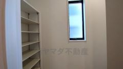 お子様用の遊び道具やアウトドア用品、ゴルフバッグなどの大型の荷物まできっちり収納できる広さのシューズクロークです。