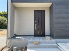 家の顔となる玄関扉がかっこいいと、たくさんの人を招き入れたくなりますね＾＾