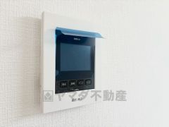 防犯はもちろん、セールスマン対策にもなるモニター付きインターホンです。お子さん1人での留守番時にも活躍しそうです。