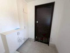 採光も考えられた明るい玄関です。たっぷり収納できるシューズボックス付きなので、家族全員の靴がきれいに整頓できます。