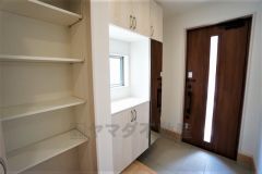 たっぷり収納できるシューズボックス付きなので、家族全員の靴がきれいに整頓できます。