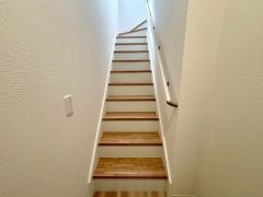 日中でも暗くなりがちな階段には、小窓を配置し採光も考えられたつくり＾＾手摺付きなので安全に上り下りできますね＾＾