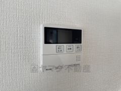キッチン横からお湯張り、追い炊き、足し湯がボタン一つで楽々操作できる給湯機リモコンです。忙しい夕飯準備の時間帯に重宝しますね。