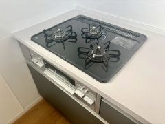 複数の調理を一度に行うことができる3口コンロ。効率よくお料理が出来ます。毎日のお料理も楽しくなりますね＾＾