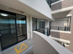 陽当たりの良いバルコニーです。お洗濯やお布団干しはもちろん、日光浴スペースにも。足元は防水工事施工済です。