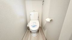 ウォシュレット、暖房便座、節電・節水機能など、使い勝手のよい高機能トイレです。2ヶ所にトイレがあるので、忙しい朝にもゆとりができますね＾＾