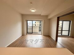 大きな掃き出し窓のあるリビングは、陽光あふれる明るい空間です。ゆったりと寛げる憩いの場となりそうです。