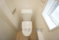 温水洗浄機付トイレです。節水機能もあるので、安心して使えますね。もちろん、1階2階の2ヶ所にトイレがあるので、忙しい朝にもゆとりができますね。