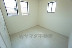 家具を選ばないナチュラルなフローリングとシンプルなクロスです＾＾