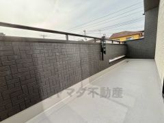 陽当たりの良いバルコニーです。お洗濯やお布団干しはもちろん、日光浴スペースにも。足元は防水工事施工済です。