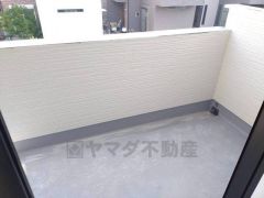 陽当たりの良いバルコニーです。お洗濯やお布団干しはもちろん、日光浴スペースにも。足元は防水工事施工済です。