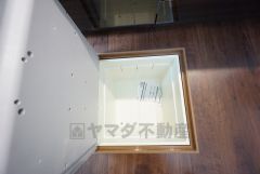 キッチンにある床下収納は、居住スペースを減らさずに買い置きの調味料や非常食などを保管することができます。