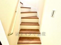 日中でも暗くなりがちな階段には、小窓を配置し採光も考えられたつくり＾＾手摺付きなので安全に上り下りできますね＾＾