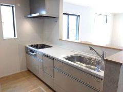 収納も、作業スペースも広々と設けられた使いやすいシステムキッチンです＾＾