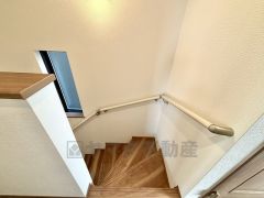 ご年配の方でも安心できる、手すり付き階段です＾＾段差も低めで設定されてますので安全性にも優れてますね＾＾