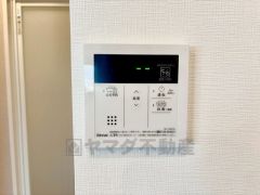 キッチン横からお湯張り、追い炊き、足し湯がボタン一つで楽々操作できる給湯機リモコンです＾＾忙しい夕飯の準備の時間帯に重宝しますね。