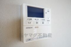 同仕様写真。現況と異なる場合は現況を優先します。お湯張り、追い炊き、足し湯がボタン一つで楽々操作できる給湯機リモコン