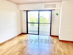 バルコニーに面していて日当たりがよく、寝室としての利用もおすすめです＾＾