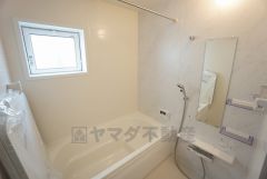 1日の疲れを癒すくつろぎのバスルーム。足を伸ばしてもゆったりと入れるサイズです。お子様と一緒にお風呂に入っても狭くないですね^^