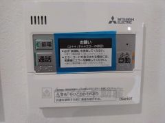 キッチン横からお湯張り、追い炊き、足し湯がボタン一つで楽々操作できる給湯機リモコンです。忙しい夕飯準備の時間帯に重宝しますね。