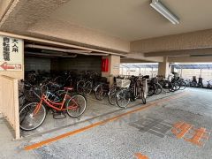 駐輪場。雨に濡れにくい屋根付き駐輪場です。整然とした配置で停めやすく使い勝手も良いです。