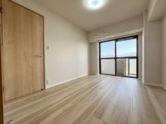 主寝室も家具を選ばないナチュラルなフローリングとシンプルなクロスです＾＾ 2面採光を確保した爽やかな風を感じて起きる朝は、快適生活の始まりに。