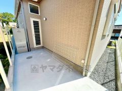 勝手口横に物干しスペースを確保。洗濯物をすぐ干せる、毎日に便利な家事ラク動線が魅力のある住まいです。