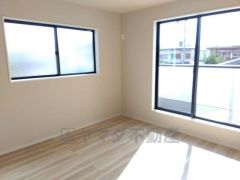 バルコニーに面していて日当たりがよく、寝室としての利用もおすすめです＾＾