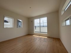 バルコニーに面した洋室です。大きな窓からやわらかな陽が差し込む明るいお部屋です。寝室としてもおすすめです。
