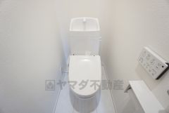 温水洗浄機付トイレです。トイレは2ヶ所設けられているので、来客時にも気兼ねなく使えますね。