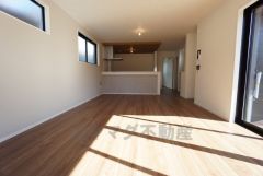 同仕様写真。現況と異なる場合は現況を優先します。おしゃれなキッチンを中心とした開放的なリビング。お友達や親せきをお招きするのも楽しみです＾＾