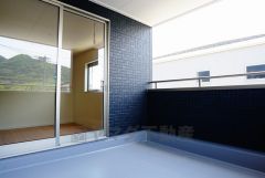 幅広のインナーバルコニーは多少の雨でも洗濯物を守ってくれ、家事を助けてくれること間違いなし。眩しすぎる日差しも和らげます。