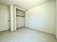 大きめのクローゼットがついた使いやすい洋室です。すっきりと整理整頓できるので気持ちよくすごせます＾＾