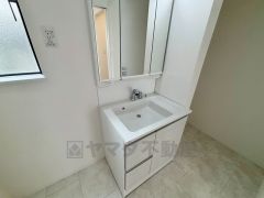 三面鏡裏収納付き洗面化粧台です＾＾ 歯磨きセットやスキンケア用品などの収納に便利ですね。 洗面室収納も広々と確保＾＾