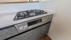 3種類の料理が同時に調理できる、3口ガスコンロ。忙しい朝食やお弁当作りも効率良くお料理できますね＾＾