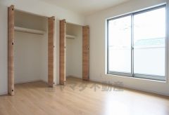 同仕様写真。寛ぎの時間を紡ぎだす主寝室は、大型ベッドを置いても余裕の広さを確保しています。