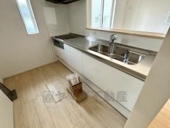 収納も、作業スペースも広々と設けられた使いやすいシステムキッチンです＾＾